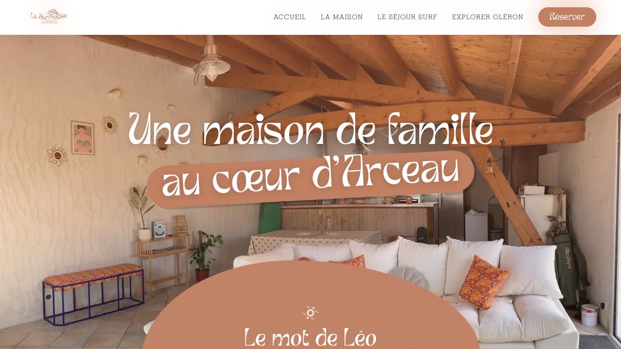 La maison et l’expérience montrées ensemble.